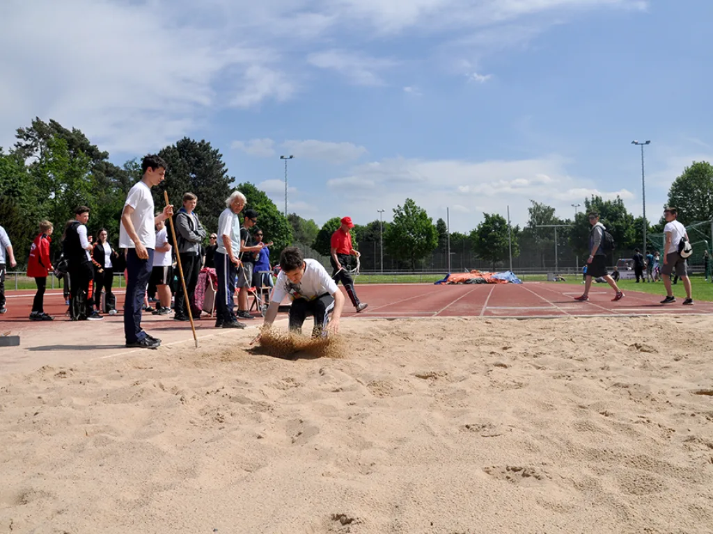 Landung in der Sandgrube, Zuschauer stehen daneben.